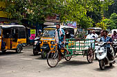 Street life around the Sri Meenakshi-Sundareshwarar Temple of Madurai. Tamil Nadu.  